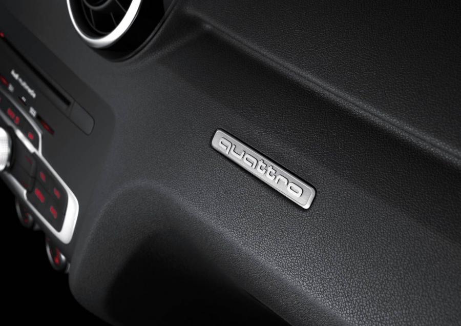 Детали интерьера Audi A1 Quattro (8X) 2012 года  (фото 23 из 53)